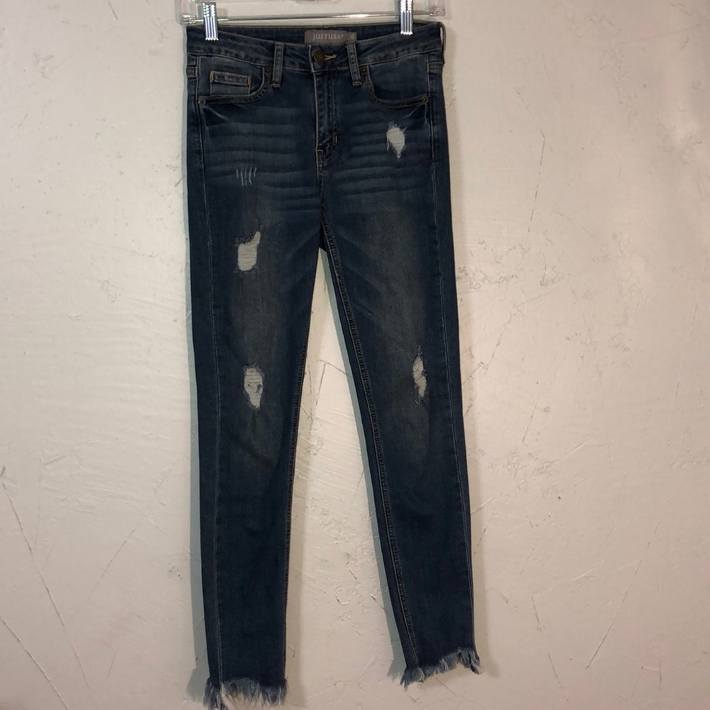 Skinny jeans with fray on the ends